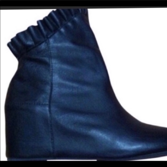 NYLA Black ruffle edge booties. 6.5 Guc. - Picture 2 of 7